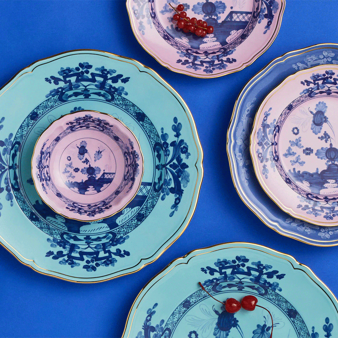 Ginori 1735 Oriente Italiano dinner plates with red berries on blue