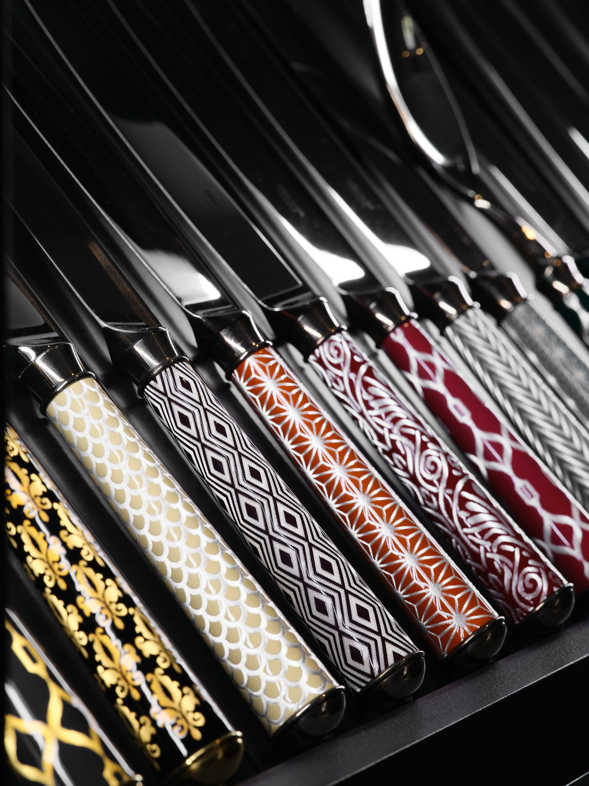 Patterned cutlery handles
